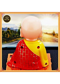 Tượng phật tụng kinh- chú tiểu gõ mõ tụng kinh để taplo trang trí xe hơi ô tô dùng năng lượng mặt trời
