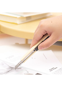 Dao rọc giấy, chất liệu lưỡi bằng hợp kim SK5 DELI - Combo 2 chiếc - WD10150