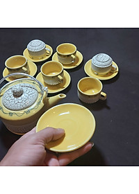 Bộ Ấm Uống trà Bát Tràng Cao Cấp mẫu TRỤ TRÒN có chân đế – Bình trà Hoa văn nổi sần kiểu ĐẤT NẺ cực đẹp – Màu Vàng Gold - 1 ấm, 6 ly, 7 dĩa – Chân Đế Ngăn va chạm mặt bàn, chống bám nước