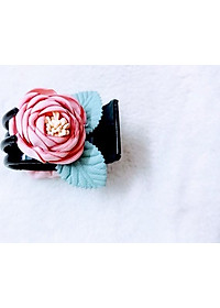 Kẹp tóc hoa hồng phấn có lá