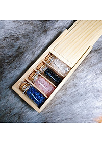 Set 06 lọ đá Thạch Anh vụn thiên nhiên gồm 06 màu khác nhau kèm hộp gỗ