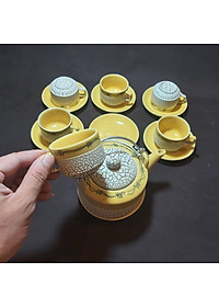 Bộ Ấm Uống trà Bát Tràng Cao Cấp mẫu TRỤ TRÒN có chân đế – Bình trà Hoa văn nổi sần kiểu ĐẤT NẺ cực đẹp – Màu Vàng Gold - 1 ấm, 6 ly, 7 dĩa – Chân Đế Ngăn va chạm mặt bàn, chống bám nước
