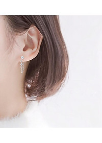 Bông tai đá kiểu dáng cá tính - vành tai tone trắng.