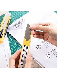 Dao Rọc Giấy Deli, Cao Su Mềm Kèm Hộp Lưỡi Dao, Loại 8 Lưỡi Tách Rời, Vàng - 1 Cái - E2068