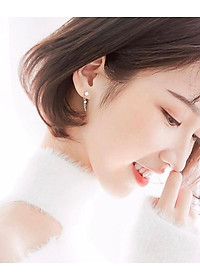 Bông tai đá kiểu dáng cá tính - vành tai tone trắng.