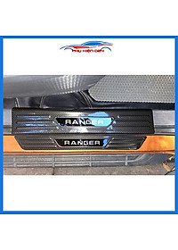 Bộ nẹp bước chân trong ngoài vân Cacbon xe Ranger 2016-2017-2018-2019-2020 chống trầy làm đẹp ô tô