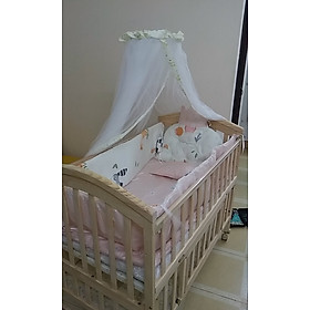 Nôi cho bé trọn bộ giường cũi, nệm xơ dừa và quây lót cũi hoàng gia. Phù hợp cho bé từ 0 đến 12 tuổi.