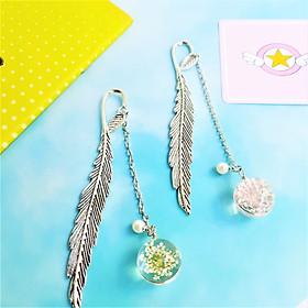 Combo 2 Bookmark Đánh Dấu Sách Lông Vũ Kim Loại Phối Quả Cầu Thủy Tinh Hình Hoa Khô Màu Hồng Và Trắng
