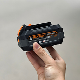 Mua BỘ MÁY BƠM MỠ PIN 21V (ĐỘNG CƠ KHÔNG CHỔI THAN) KÈM PIN 4.0AH EVE D20-GS01BL DEKTON - HÀNG CHÍNH HÃNG