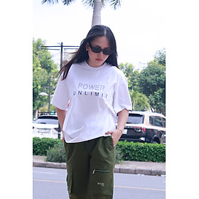 Áo thun cổ tròn (Unisex) NOVELTY YOUNGTOPS - màu trắng họa tiết POWER in dập nổi 230538T - L (Chiều cao m70-m77 /cân nặng <80kg)