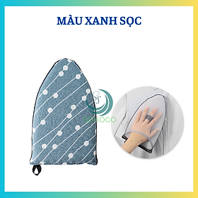 Găng tay hỗ trợ ủi đồ cho bàn là phổ thông, bàn là hơi nước. Giúp ủi những chỗ khó và chống bỏng tay. Tấm mút đeo tay ủi quần áo cho mọi bàn ủi. Bao bọc bàn tay ủi đồ. Hỗ trợ ủi đồ dạng đứng