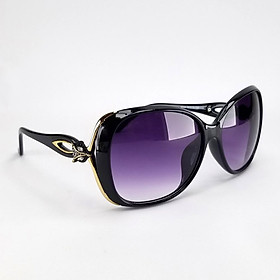 Mắt kính râm nữ màu đen khói DKY9344KH. Tròng Polarized phân cực chống tia UV, gọng Poly ôm sát khuôn mặt.