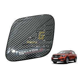 Ốp nắp đậy bình xăng kia seltos 2020 vân carbon