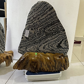 Đá phong thủy tự nhiên trấn trạch vân đen trắng Cao 47 cm nặng 12 kg NHƯ BỨC TRANH SƠN THỦY gồm chân đế gỗ rừng.