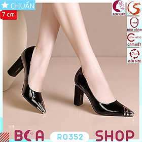 Giày cao gót nữ màu đen 7p RO352 ROSATA tại BCASHOP mũi nhọn được bọc kim loại mạ vàng sang trọng và đẳng cấp