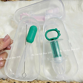 Mua Bộ 2 Món Dụng Cụ Cho Bé Uống thuoc   Sữa  Nước Hoa Quả Đa Năng Tiện Lợi - Kèm Hộp và Cọ Vệ Sinh