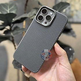 Ốp lưng chống sốc vân carbon fiber cho iPhone 15 Pro Max / 14 Pro Max / 13 Pro Max hiệu Likgus Defender trang bị viền camera kim loại, cạnh ốp dẻo TPU - Hàng nhập khẩu