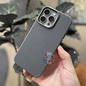 Ốp lưng chống sốc vân carbon fiber cho iPhone 15 Pro Max / 14 Pro Max / 13 Pro Max hiệu Likgus Defender trang bị viền camera kim loại, cạnh ốp dẻo TPU - Hàng nhập khẩu - Màu xám titan - iPhone 15 Pro