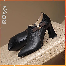 Giày boot nữ cổ thấp 7 phân hàng hiệu rosata hai màu đen trắng ro591
