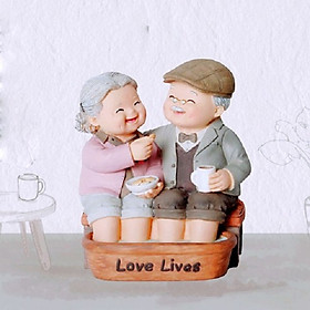 Tượng ông bà cùng ngâm chân đút bánh cho nhau