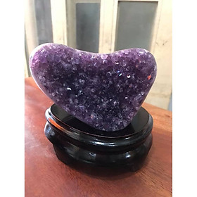 Miếng Đá Thạch Anh Tím Trái Tim Tự Nhiên Đậm Đẹp Đế Gỗ Tài Lộc Size Cao 13cm Ngang 14cm Sâu 10cm Anh Chị trưng bàn trang trí công dụng thu hút tài lộc ạ