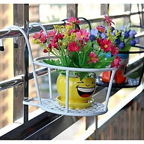 Giá sắt treo giỏ hoa ban công thông minh