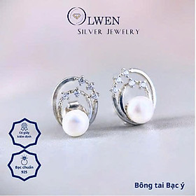 Bông tai nụ bạc Ý có thiết kế hình xoắn ốc hoặc hình giọt nước cách điệu, ôm trọn một viên ngọc trai ở trung tâm, phong cách tinh tế, thanh lịch, phù hợp đi làm, đi tiệc - BM356
