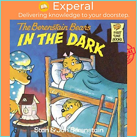 Sách - Berenstain Bears In The Dark by Jan Berenstain (US edition, paperback)