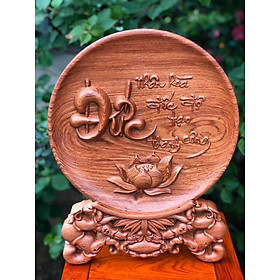 Đĩa trang trí phong thủy khắc chữ đức bằng gỗ hương đá kt 40×50×4cm