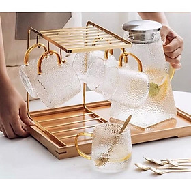 Mua BỘ BÌNH NƯỚC 6 CỐC KÈM GIÁ TREO VÀ KHAY GỖ CAO CẤP (TẶNG KÈM 6 THÌA VÀNG)