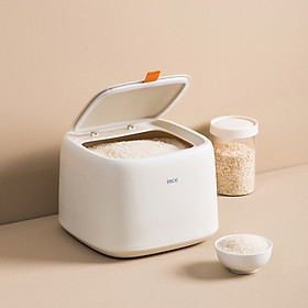 Thùng đựng gạo chống nước, thùng gạo có sức chứa lên đến 10kg. Chiếc thùng đựng gạo thông minh được thiết kế rất hiện đại, ngoài chứa gạo sẽ giúp trang trí cho nhà bếp gọn gàng.