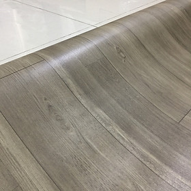 thảm nhựa simili trải sàn vân gỗ xám - bề mặt nhám hiện rõ vân gỗ