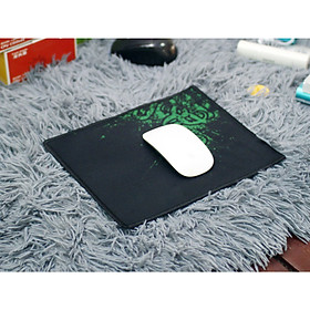 Lót chuột Gaming, bàn di chuột máy tính chơi game kích thước 20x25 dày 4mm chất liệu vải mịn độ nhạy cao, đáy cao su mềm giúp bám dính, 4 góc bo tròn may viền chống bung.