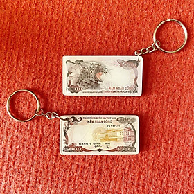 Móc khóa treo balo bằng mica hình tờ 5000 đồng hình đầu con beo 1975