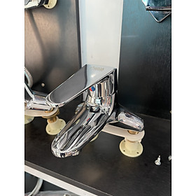 Vòi liền chậu Lavabo, nóng lạnh. Vật liệu bằng hợp kim đồng mạ chrome bóng. Đẹp, bền, dễ dàng vệ sinh, lau chùi. Phù hợp dùng với chậu rửa trong nhà hoặc các nơi công cộng. AQ311