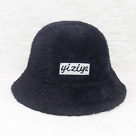 Mũ bo cụp lông thỏ, nón tai bèo hàng quảng châu thêu chữ Yiziya, phía trong có 2 dây rút giúp giữ chặt nón khi đội
