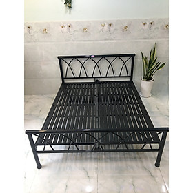 Mua Giường sắt ngang 1m6 dài 2m cách điệu xéo đầu giường màu đen