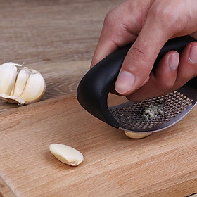 Mua Dụng cụ nghiền ép tỏi thông minh bằng thép không gỉ có tay cầm màu đen