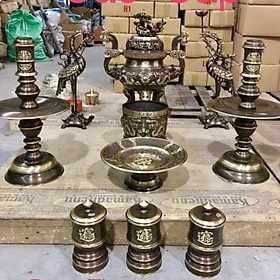 Mua Com bo bộ đỉnh đồng gồm có 1 đỉnh 2 nến 2 hạc 1 bát hương và 1 mâm bồng và 3 đài nước.