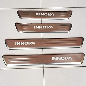 BỘ NẸP BƯỚC CHÂN NGOÀI INOX XE TOYOTA INNOVA CÓ ĐÈN LED 2016-2019