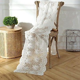 Người chạy bàn trong sự chồng chất ren trắng cổ điển của vải ren tinh tế với các khay bàn hoa thêu với hoa hồng hoàn hảo để trang trí tiệc cưới