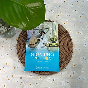 Sách - Giữa phố phù hoa, tác giả: Bùi Thanh Xuân