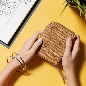 Ví nữ cầm tay dạng ngắn WALLET SQUARE - HGcork Corkor CK251 - Nhiều màu - Vật liệu 100% da cork thực vật thuần chay từ vỏ cây sồi Bồ Đào Nha, Siêu bền, Chống cháy, Chống mốc, Chống thấm nước, Tích hợp tính năng chống sao chép dữ liệu thẻ, Thân thiện với môi trường – Hàng chính hãng, Sản xuất Handmade bởi Nghệ nhân Bồ Đào Nha