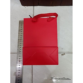 Túi giấy màu đỏ quai vải