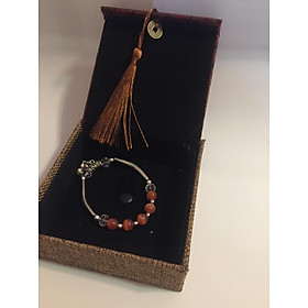Charm đeo tay Nữ mạ Bạc đính đá Thạch Anh Tự nhiên Màu đỏ 8 li(Dòng Mã Não), Vòng tay có kích thước 20cm, Thiết kế tinh xảo và đơn giản phù hợp các buổi gặp mặt bạn bè, lễ hội, đám tiệc. Đựng trong hộp Gấm đựng trang sức rất sang và cao cấp.