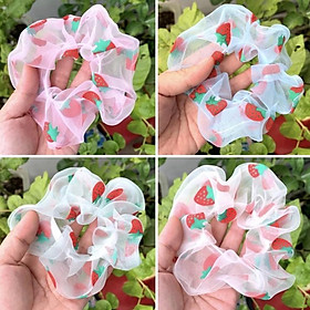 Cột tóc scrunchies dâu tây