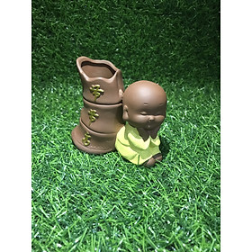 tượng chú tiểu bên gốc cây trúc