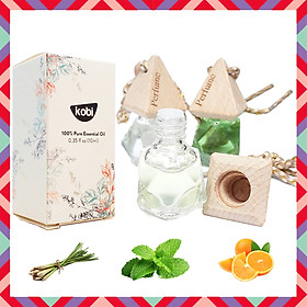 >> SO SÁNH GIÁ MÁY KHỬ MÙI XE OTO | Shopee Lazada Sendo Tiki 70 Combo 3 Tinh Dầu Sả Chanh, Bạc Hà, Cam Ngọt KOBI Treo Xe Oto, Treo Phòng Ngủ, Treo Nhà Vệ Sinh, Treo Tủ Quần áo, Xịt Thơm Xe, Khử Mùi Xe Mới, Chống Say