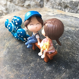Nấm, ghế và đôi trẻ