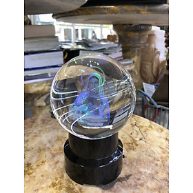 Quả cầu Pha Lê chạm âm 3D khắc hình chúa giêsu và đức mẹ maria - Đường kính 10 cm